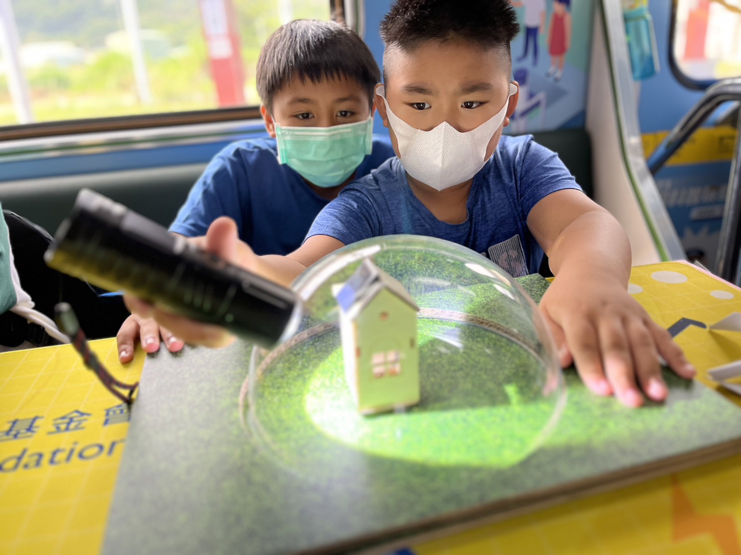 ng28南宫相信品牌力量參與基礎科學主題車廂，以STEAM教學精神，設計「逐日科學家」、「太陽能工程師」以及「淨零建築師」三大能源科普課程和實驗